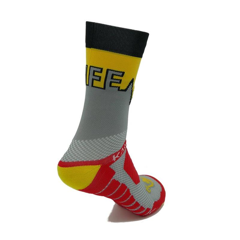 CALCETINES DE RUNNING #LIFE unisex - KAMUABU color GRIS/AMARILLO 23cm de caña