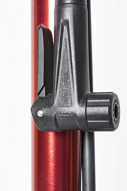 Bomba de pie de alta gama con manómetro de 28”-Aluminio BETO 6/6