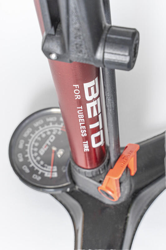 Bomba de pie de alta gama con manómetro de 28”-Aluminio BETO 3/6