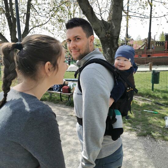 Testközeli csatos babahordozó