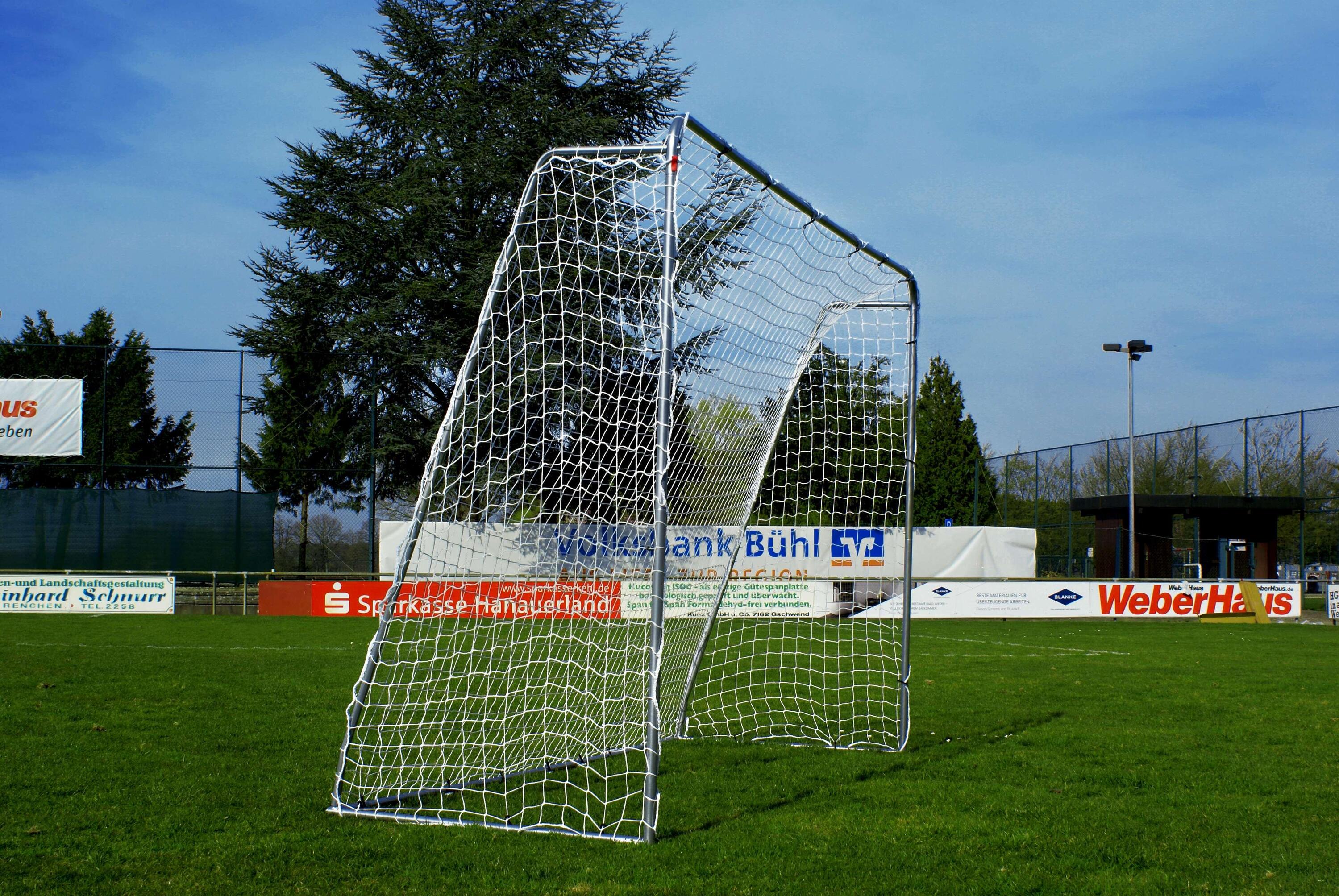 Porta in acciaio 3x2m con pallone e parete di tiro all'italiana 2/9