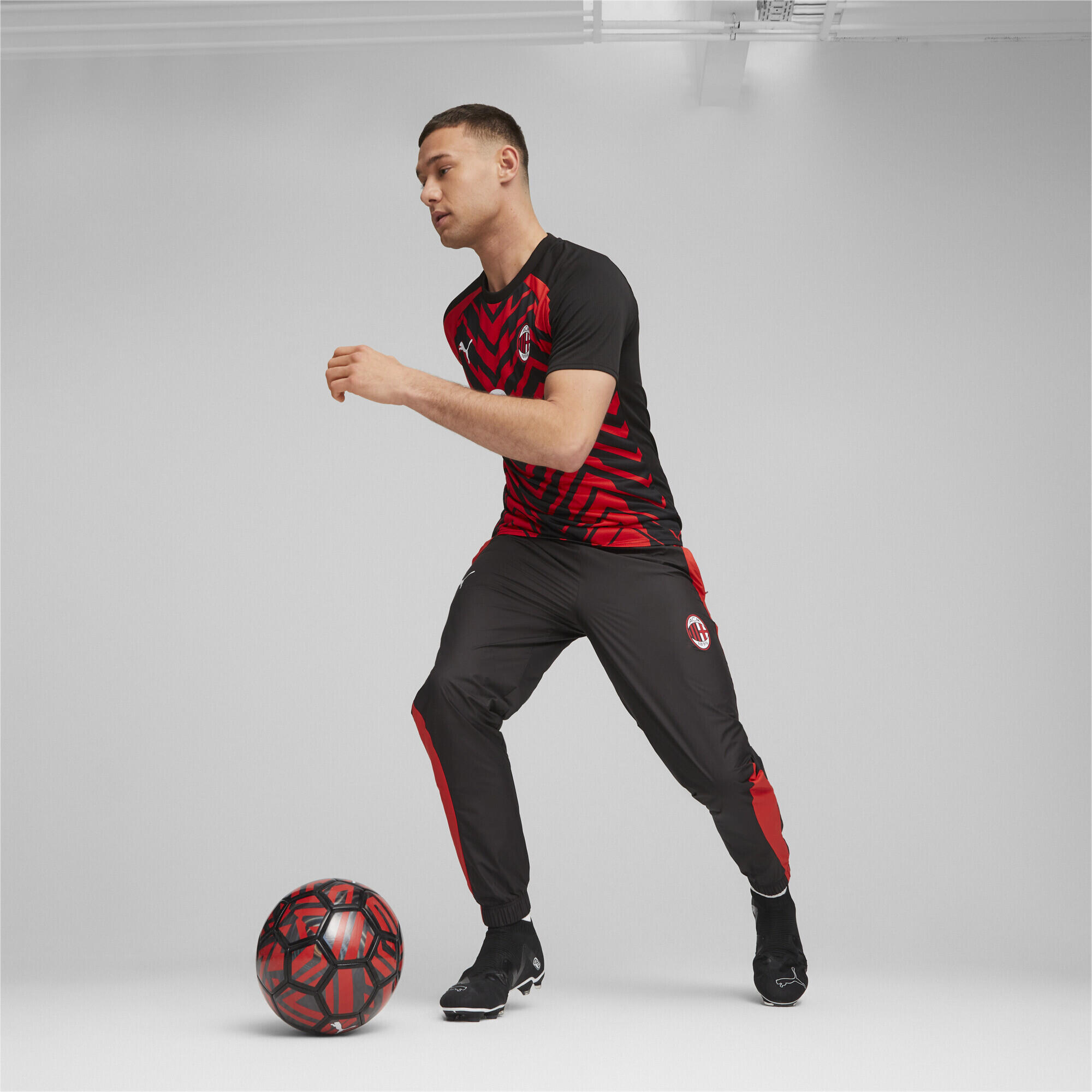 Pantalon tissé d’avant-match 23/24 AC Milan PUMA Black For All Time Red 3/6
