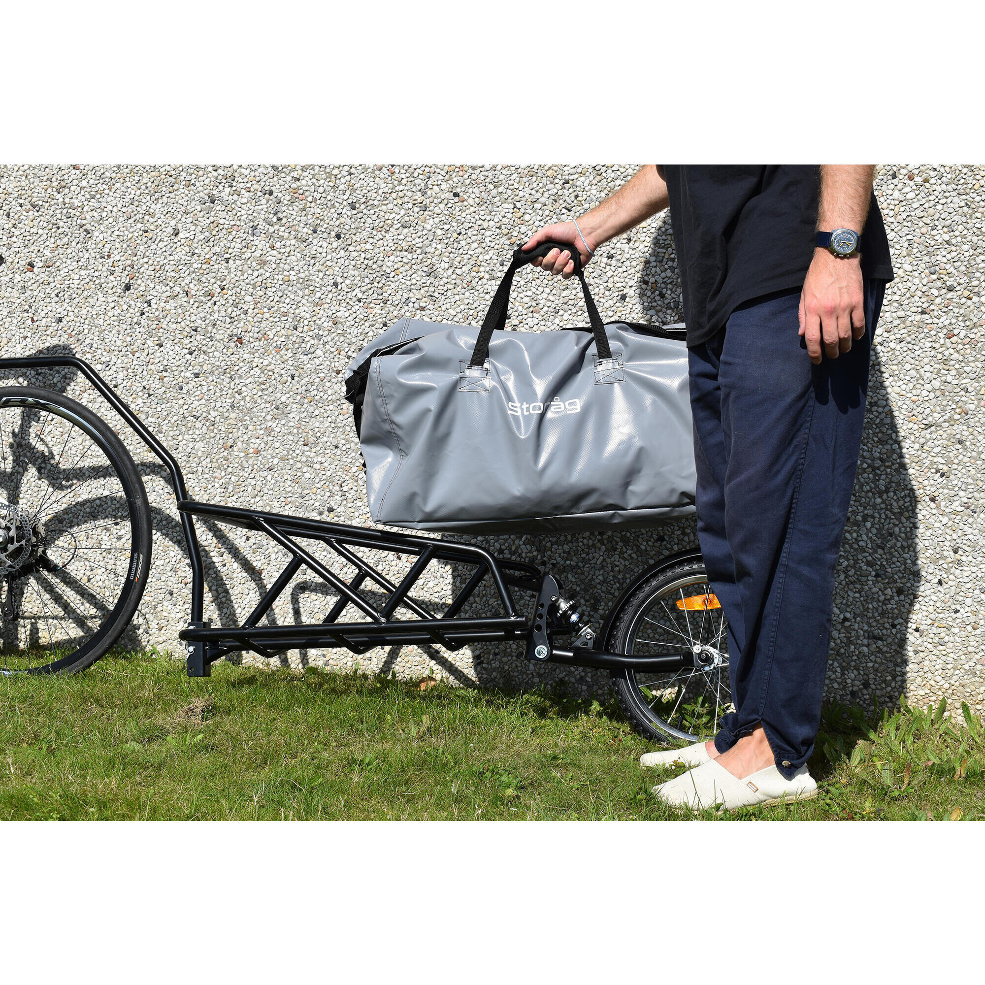 Single-wheel bike trailer with bag and shock absorber