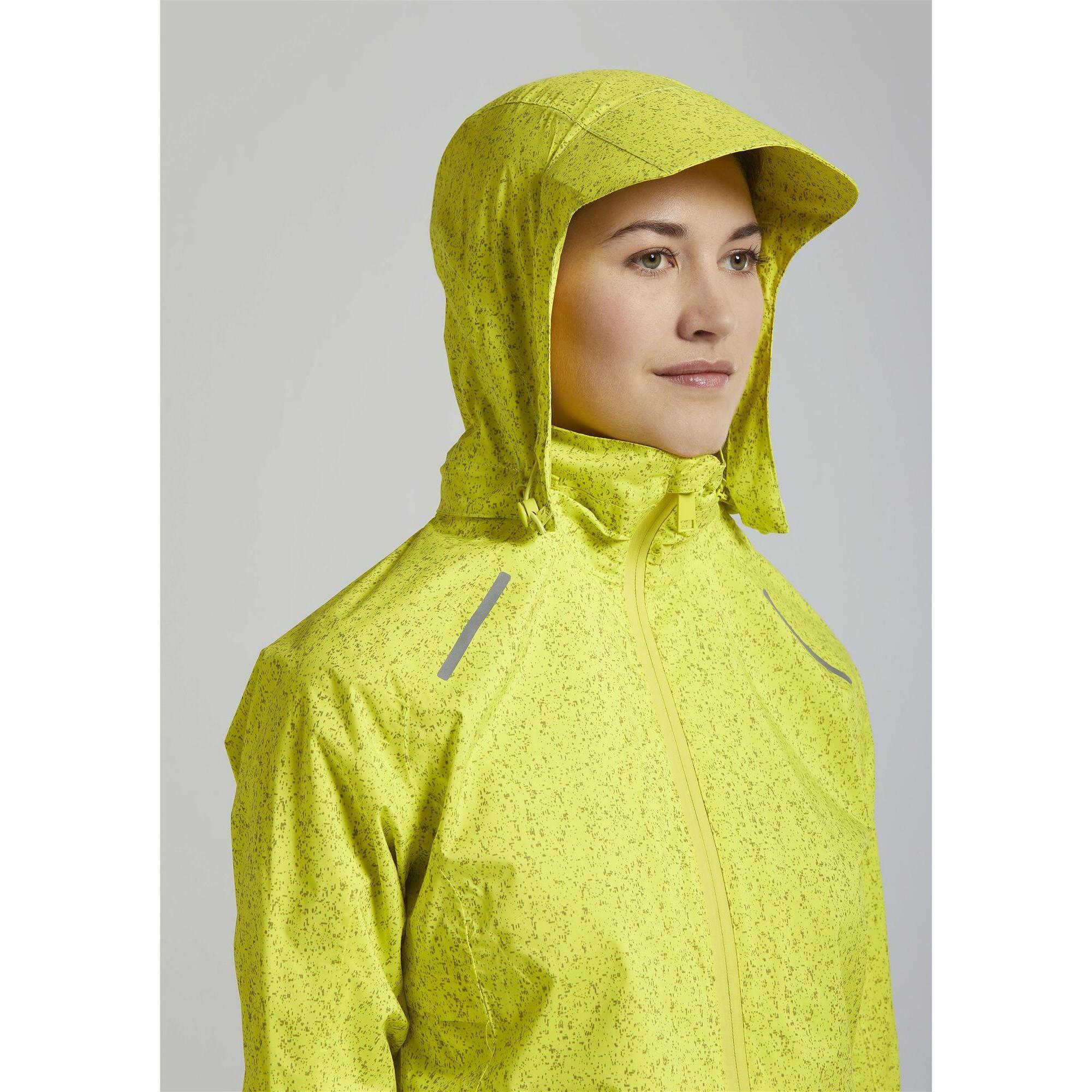 Veste de pluie jaune sale