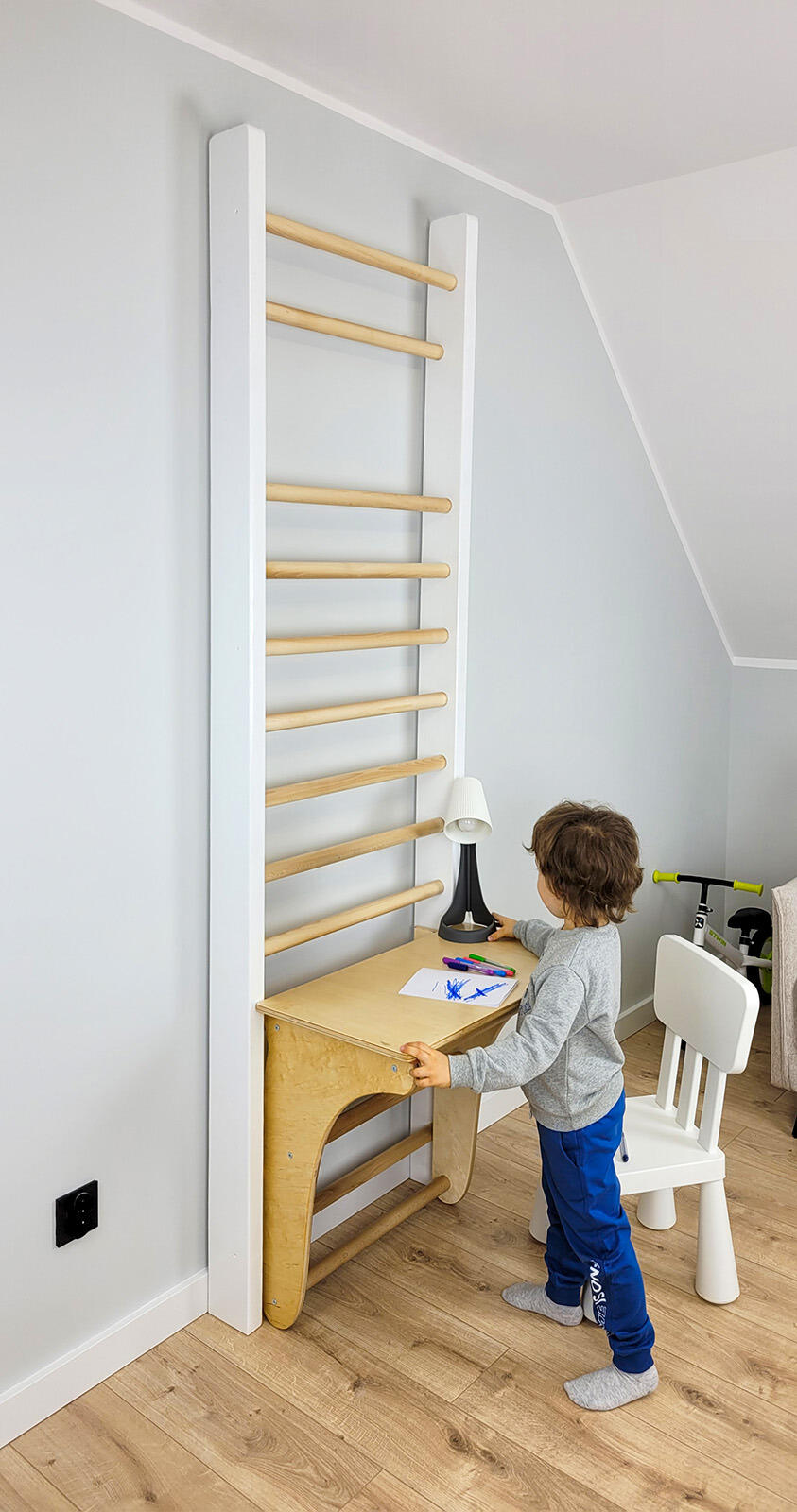 Drabinka gimnastyczna Leon 250 x 80 cm biała + drążek + blat UNDERFIT 5/7