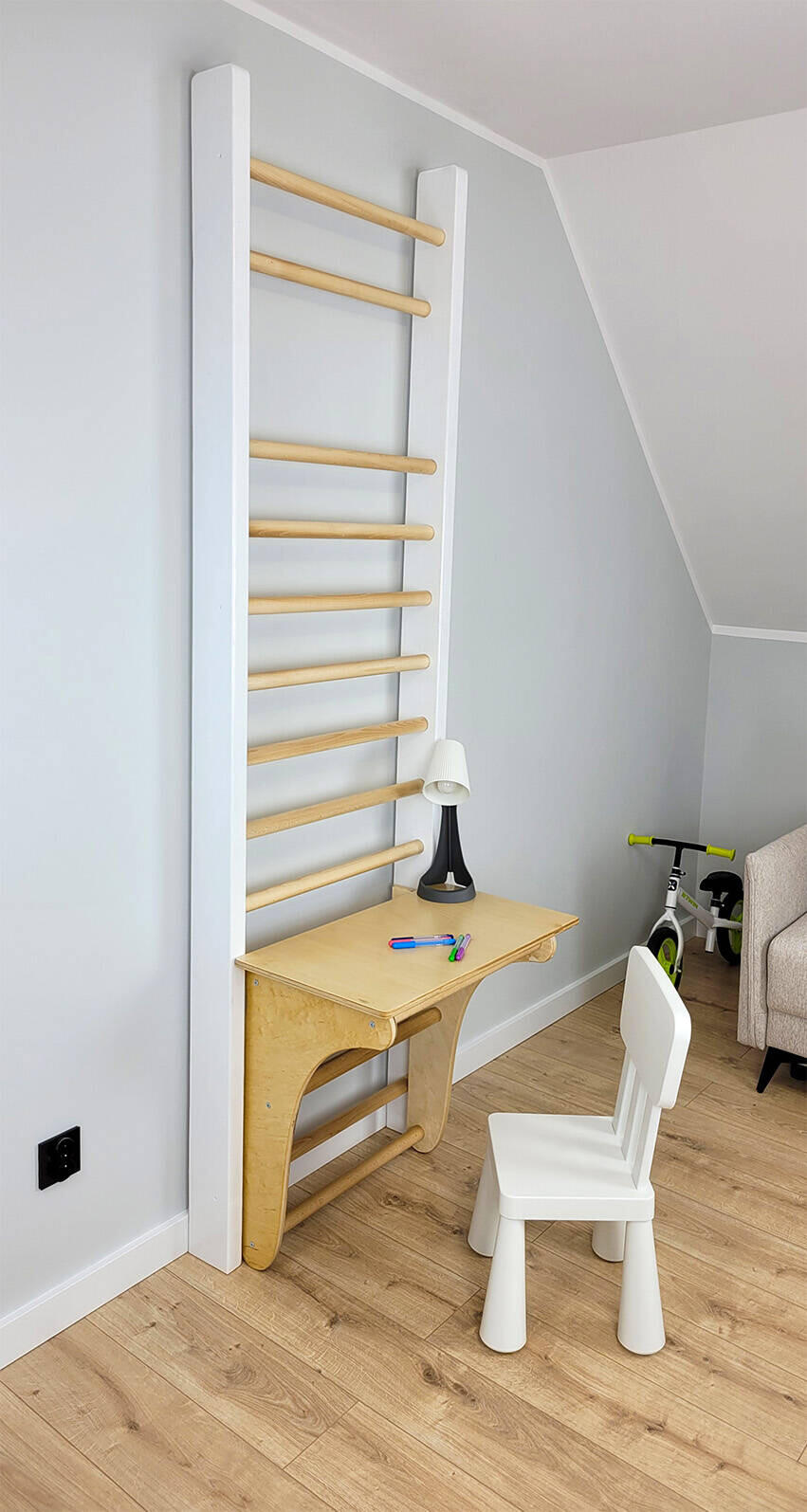 Drabinka gimnastyczna Leon 250 x 80 cm biała + drążek + blat UNDERFIT 6/7