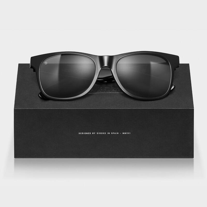 Herren und Damen Surf Sonnenbrille aus recyceltem Acetat Total Black Schwarz