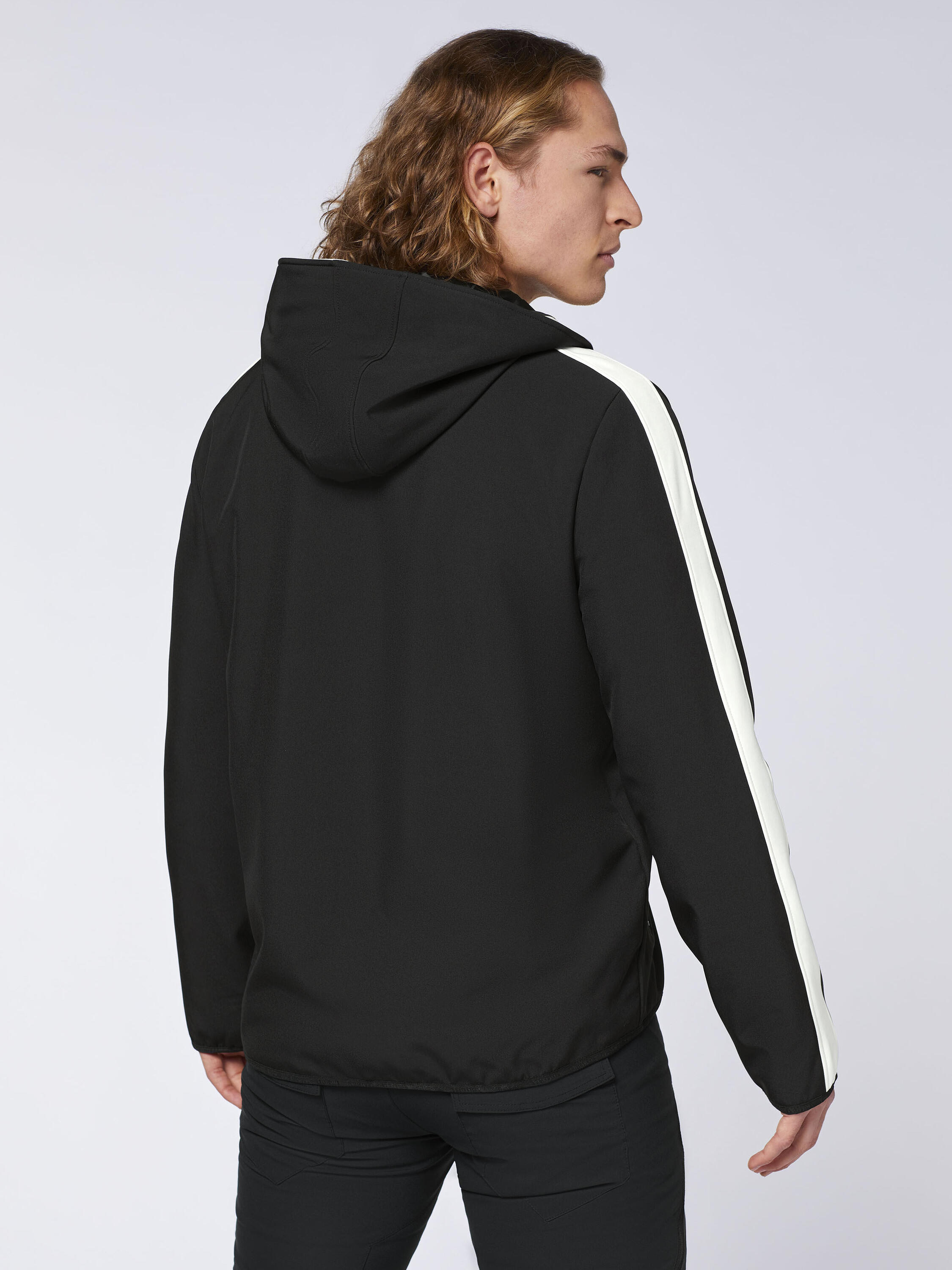 Softshell-Jacke mit Blockstreifen und Retro-Patch 4/7