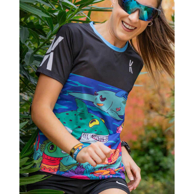 CAMISETA KAMUABU elite fit RUNNING #PEZ-ON de 90gr COLOR NEGRO/AZUL - MUJER