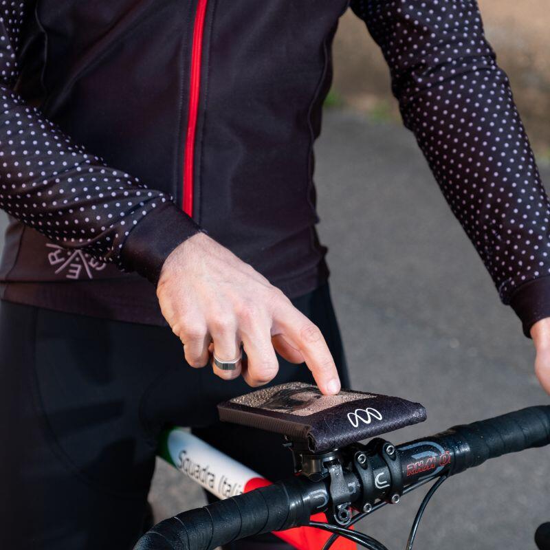 Kit FitClic Neo Bike com capa impermeável universal para smartphone