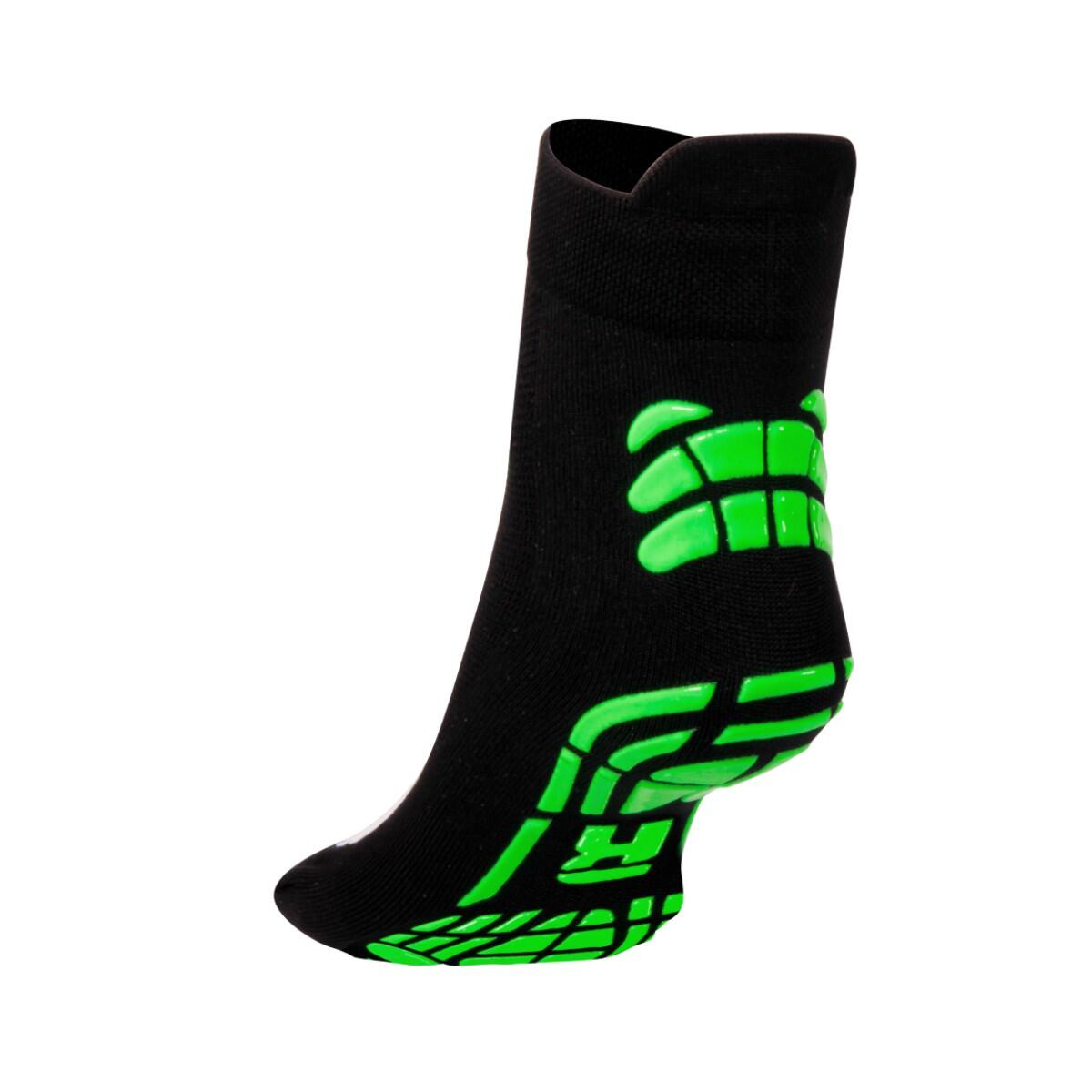Chaussette antigravité noire et verte pour l'antigravité et le power yoga. 2/3