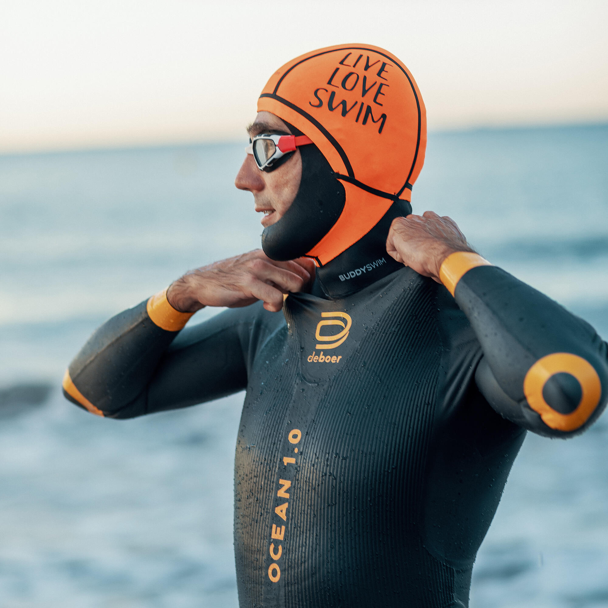 Cagoule en néoprène 2,5 mm pour la natation en eau libre orange. 3/3