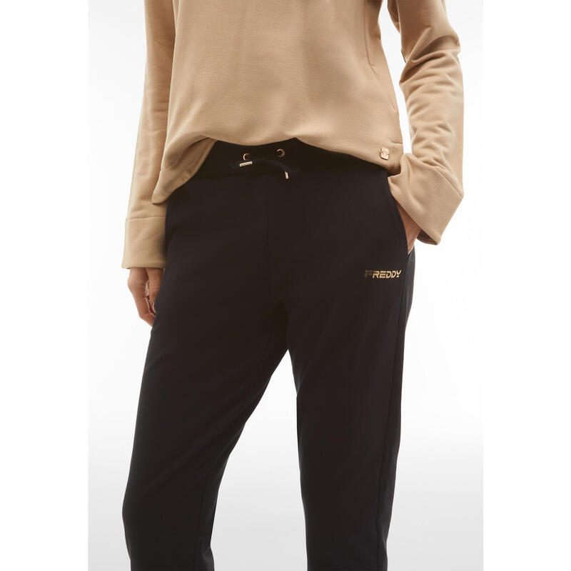 Pantalon en molleton avec détails en bronze et coupe droite aux chevilles.