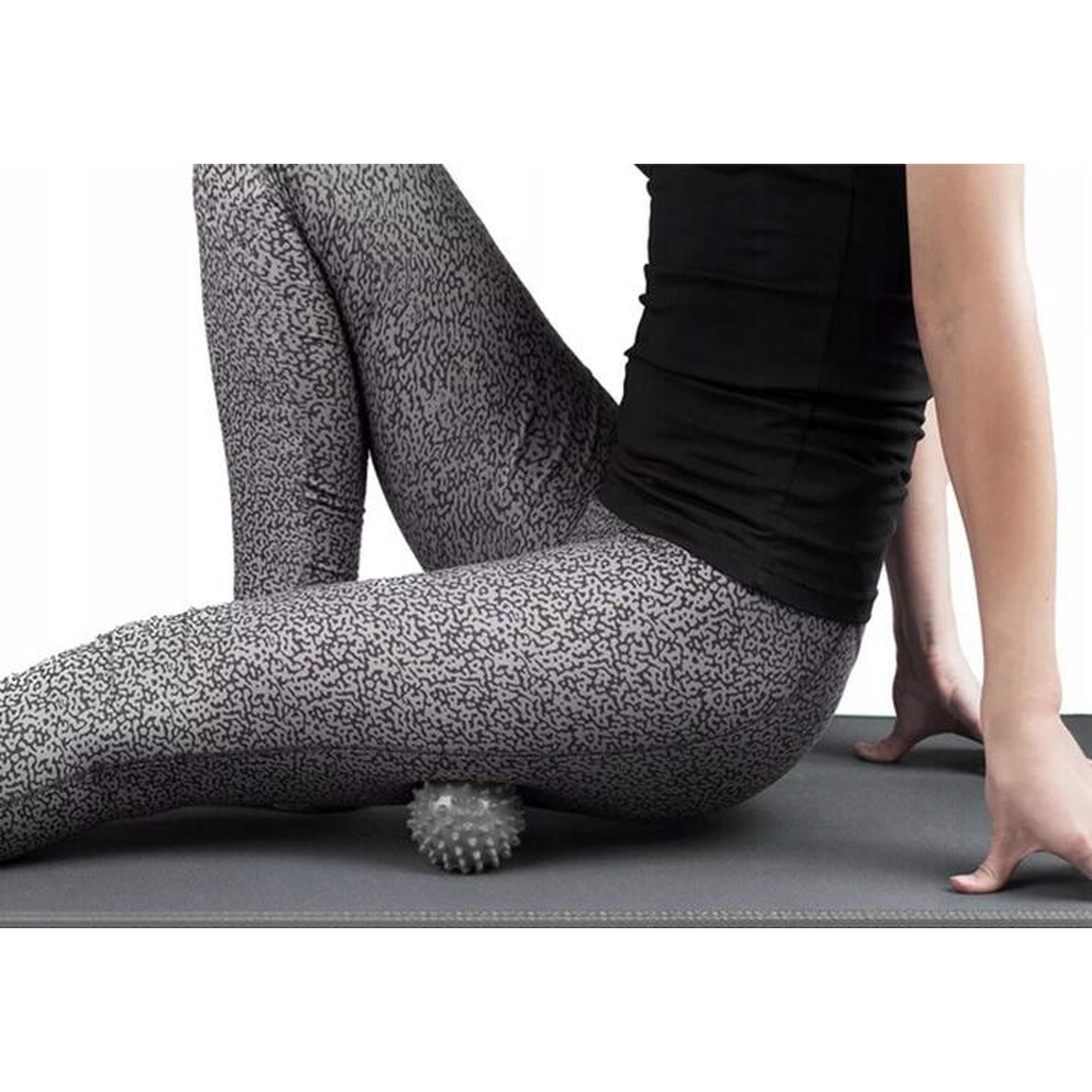 Piłeczka z kolcami do masażu i fizjoterapii 7cm fit.me