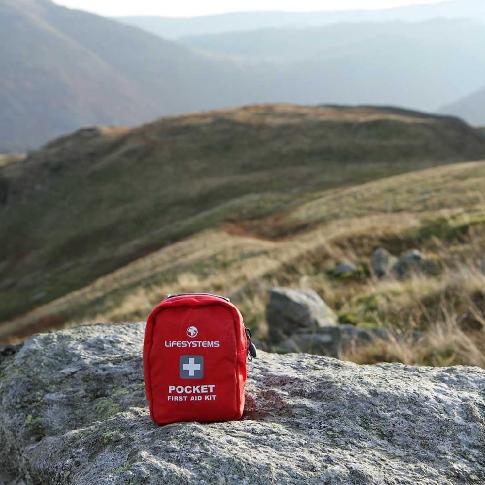 Trousse secours Lifesystems Pocket First Aid Kit rouge compacte ripstop 5/7