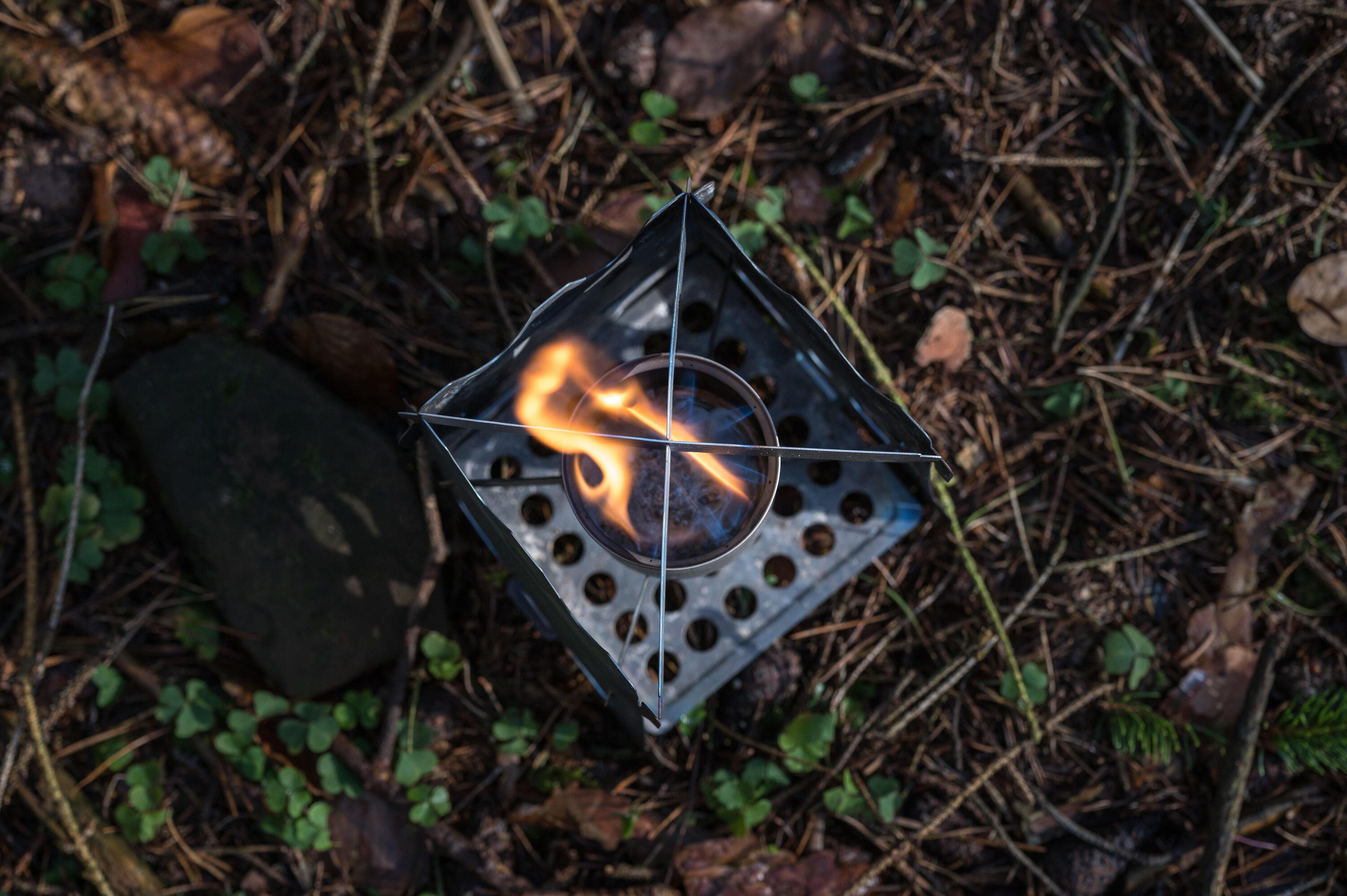 Outdoor Ninja The Burner - Spiritusbrenner Set + Topfkreuz + Flasche 7/7