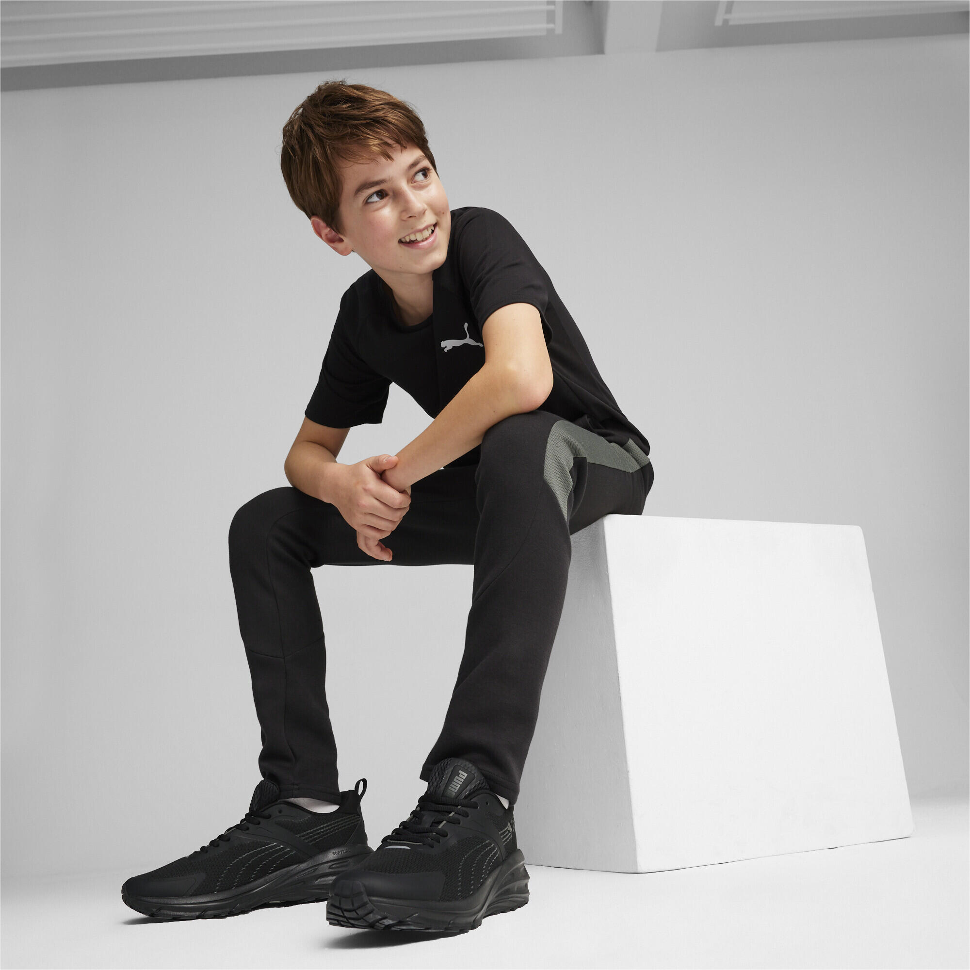 Młodzieżowe spodnie dresowe EVOSTRIPE PUMA Black 4/5