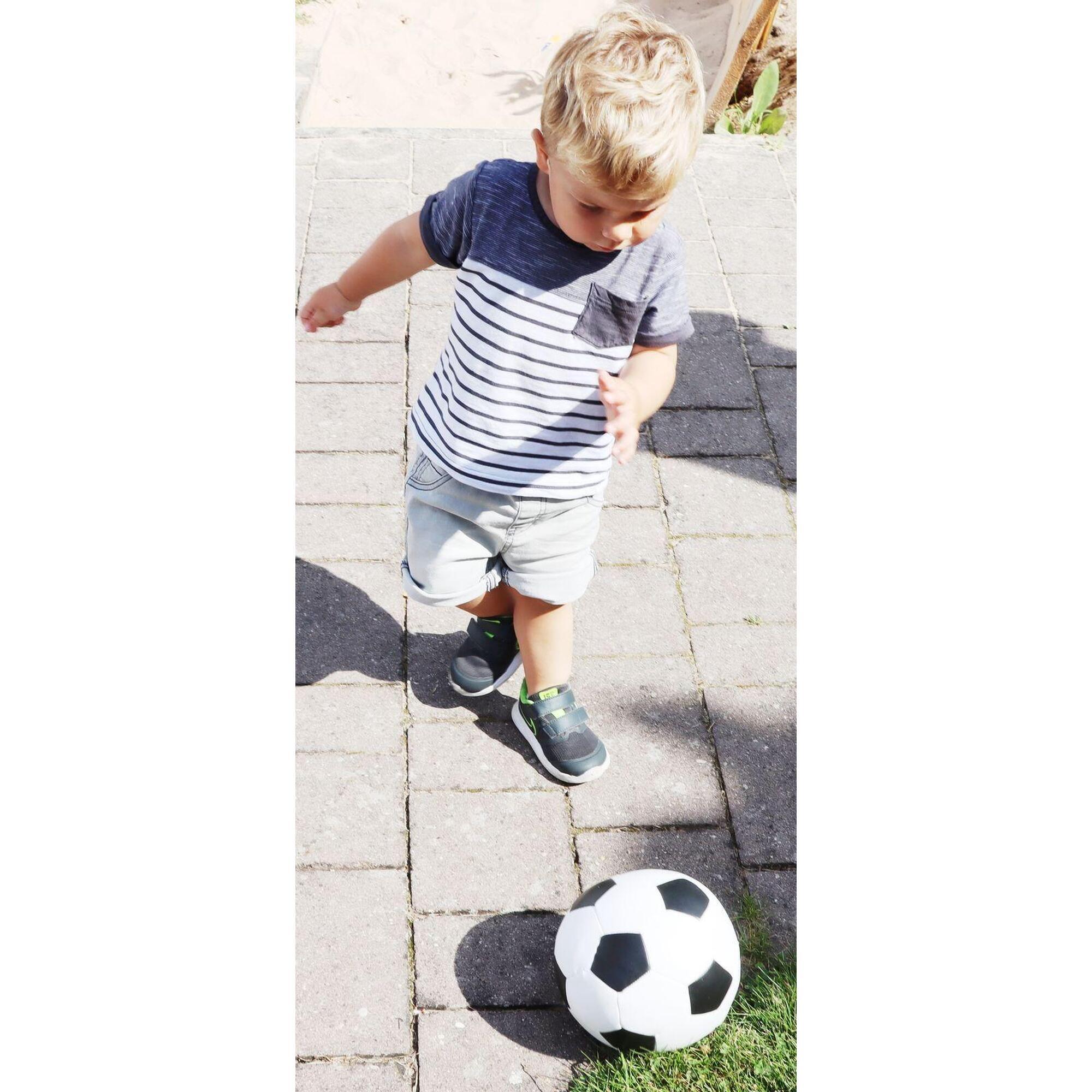 Softball für Kinder, Ø 18 cm, im schwarz-weißen Fußballdesign, extra weich