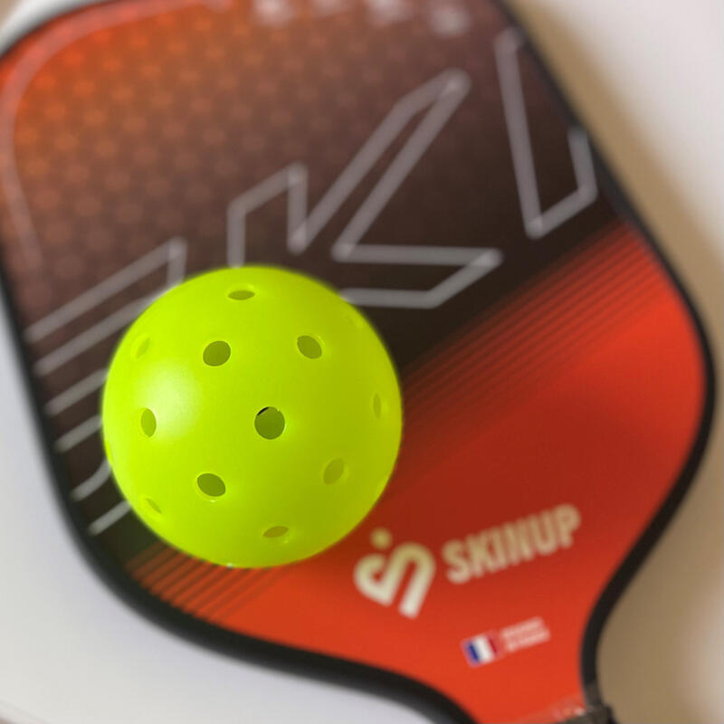 Pickleballball mit einer grünen Einheit