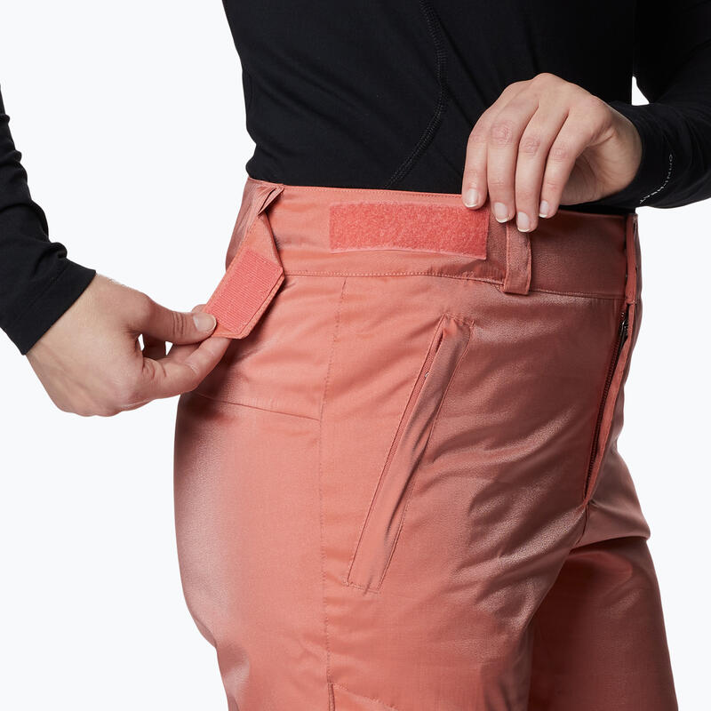 Pantalones de esquí de las mujeres Columbia Kick Turner aislado