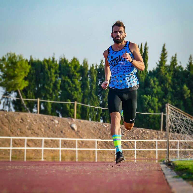 CAMISETA DE RUNNING #COMOUNACABRA para HOMBRE - KAMUABU azul de tirantes