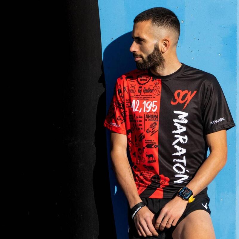 CAMISETA DE RUNNING #SOYMARATON para HOMBRE - KAMUABU color ROJO/NEGRO 110grs