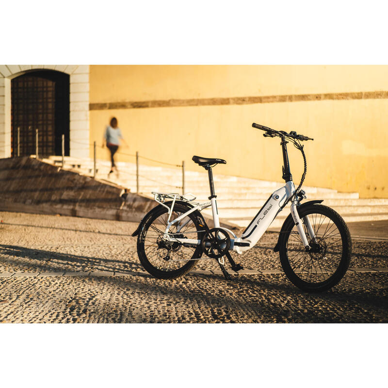 Bicicleta eléctrica de turismo Swan 24" Branca | Autonomia 70km - Bateria 10.4Ah