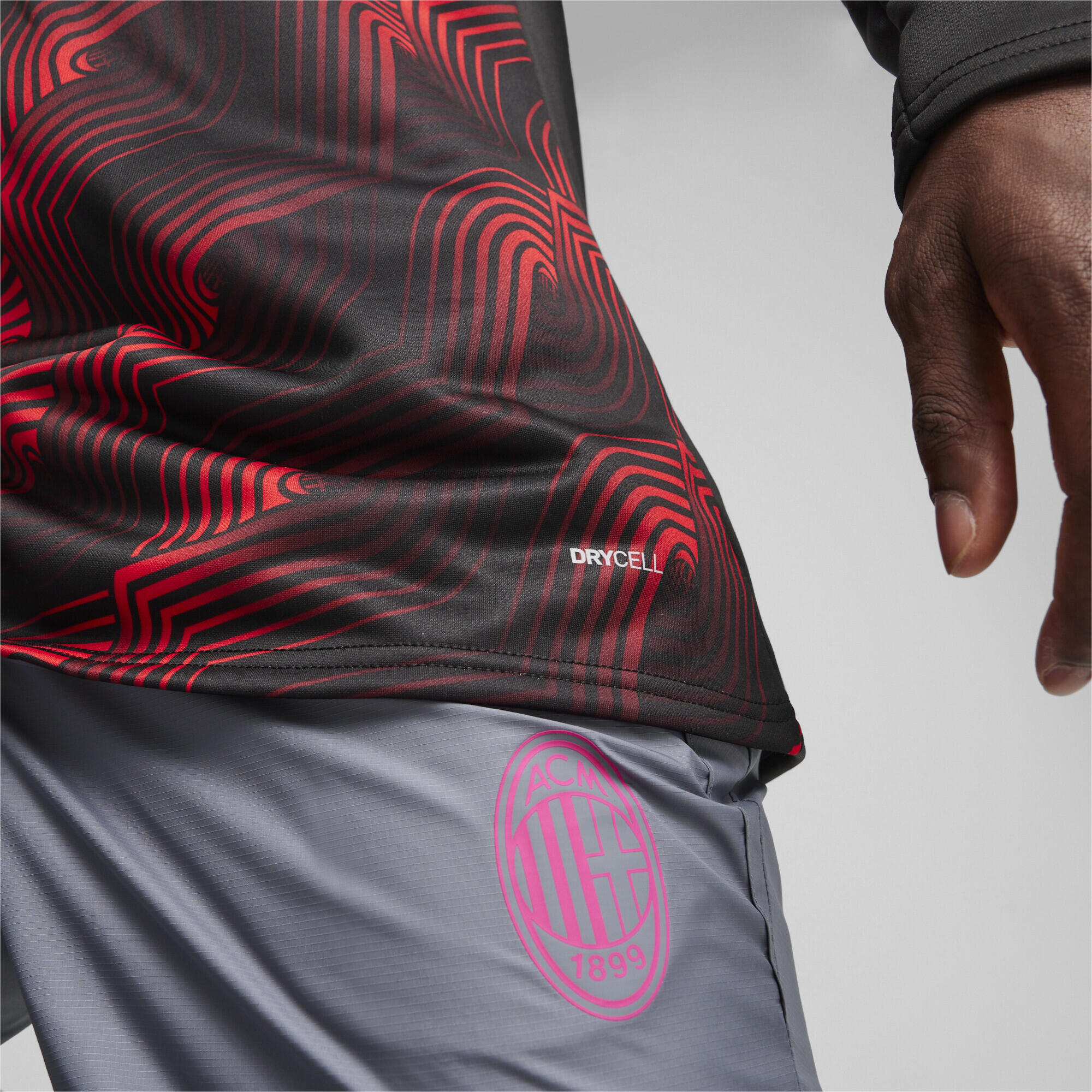 Haut d'avant-match à manches longues 23/24 AC Milan PUMA Black For All Time Red 5/6