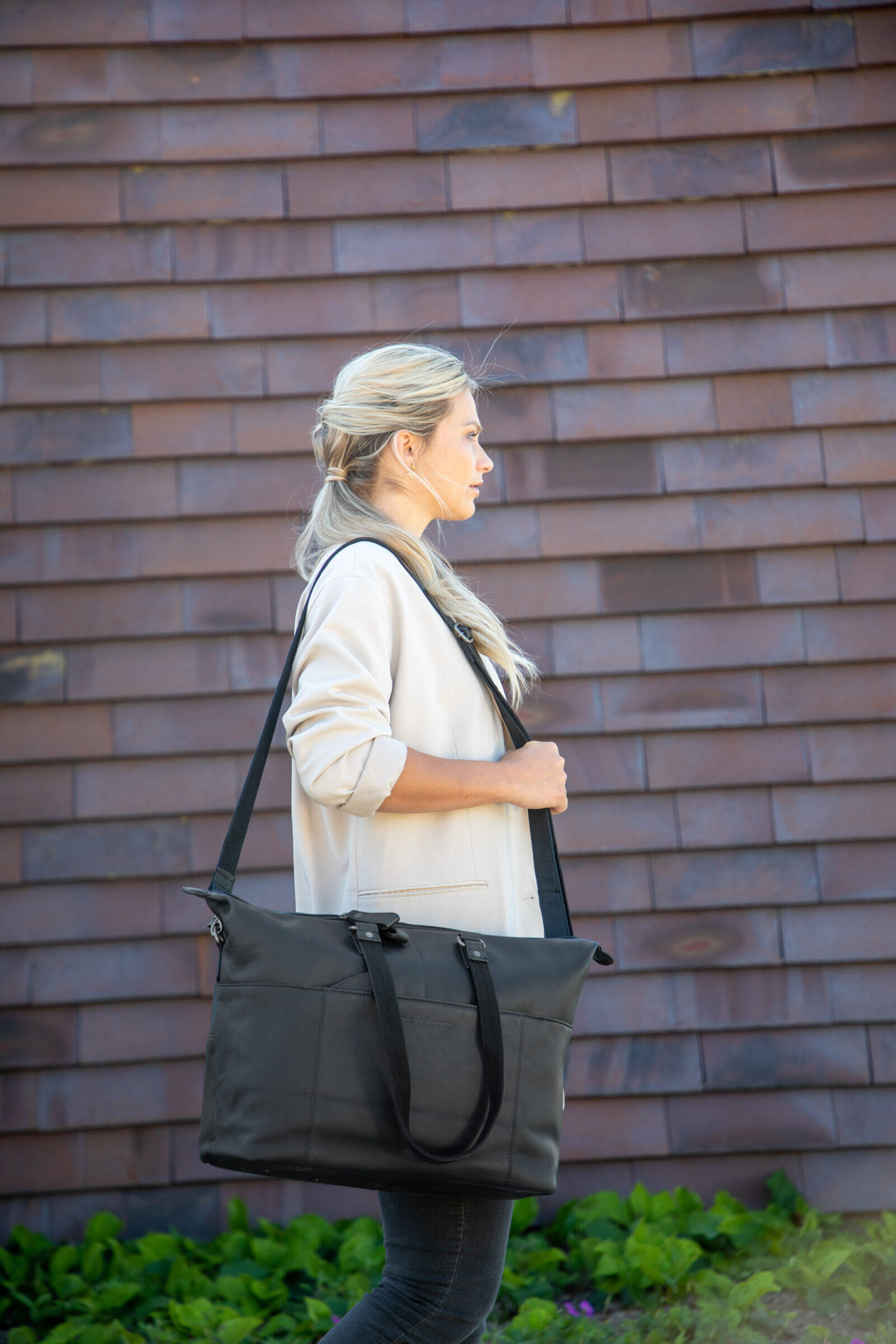 Newlooxs Verla Borsa da Bici in Pelle Nera 21 L con Porta Laptop. 6/7