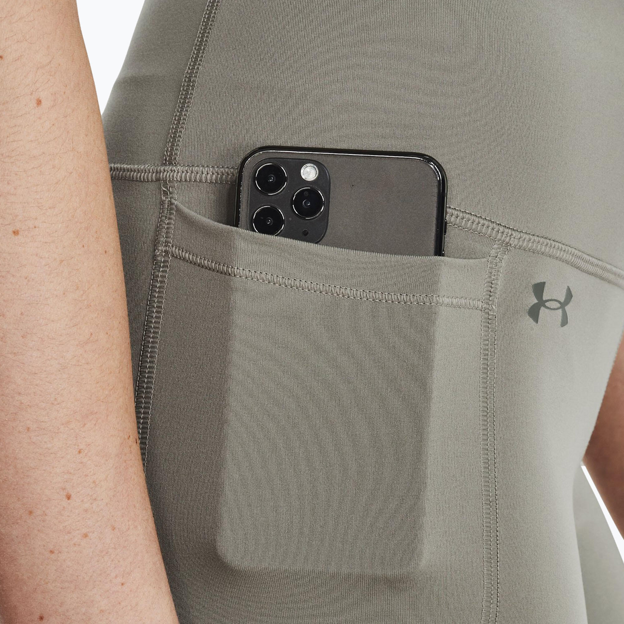 Pantaloncini da allenamento da donna Under Armour Motion Bike Short 3/5