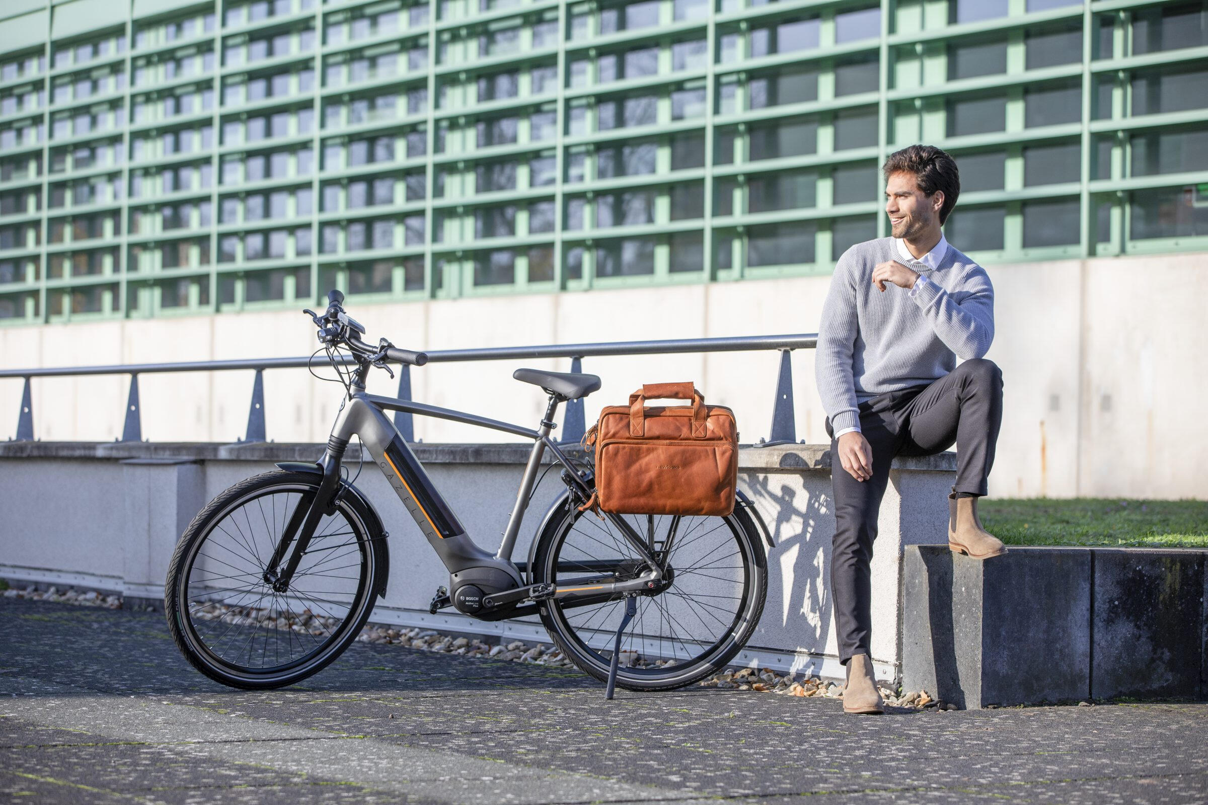 New Looxs Cali - Borsa bici in pelle con vano per laptop 15". 5/7