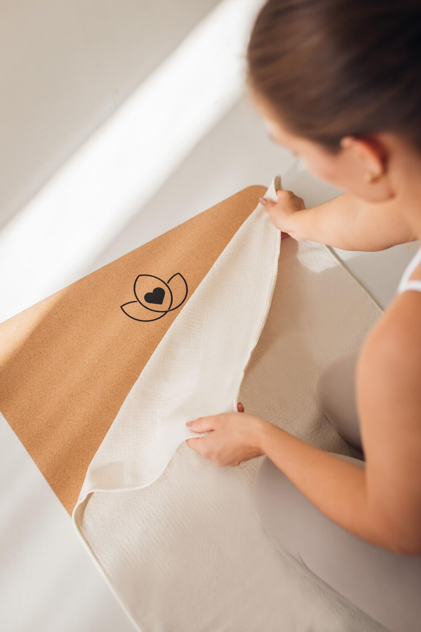 Lotus Yoga handdoek antislip sand 2/4
