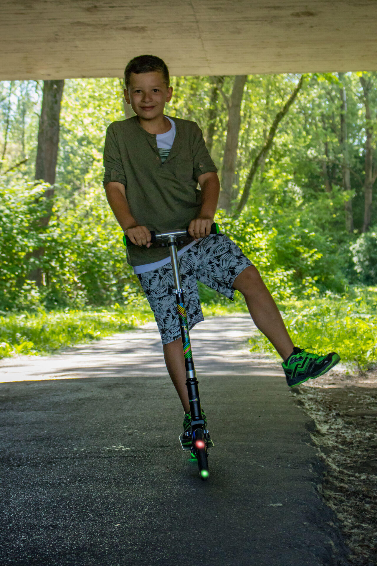 muuwmi Aluminium Scooter Neon 180 mm, mit Leuchtrollen 12/14