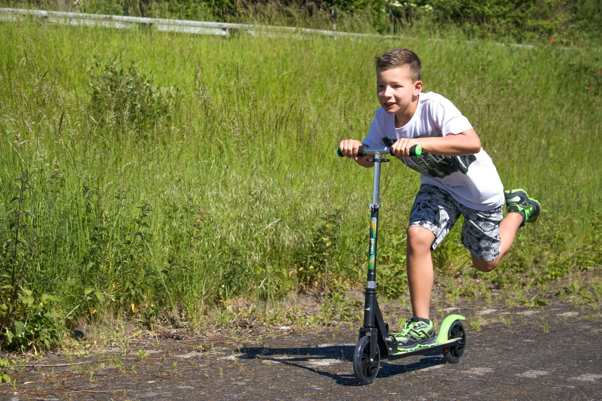 muuwmi Aluminium Scooter Neon 180 mm, mit Leuchtrollen 7/14