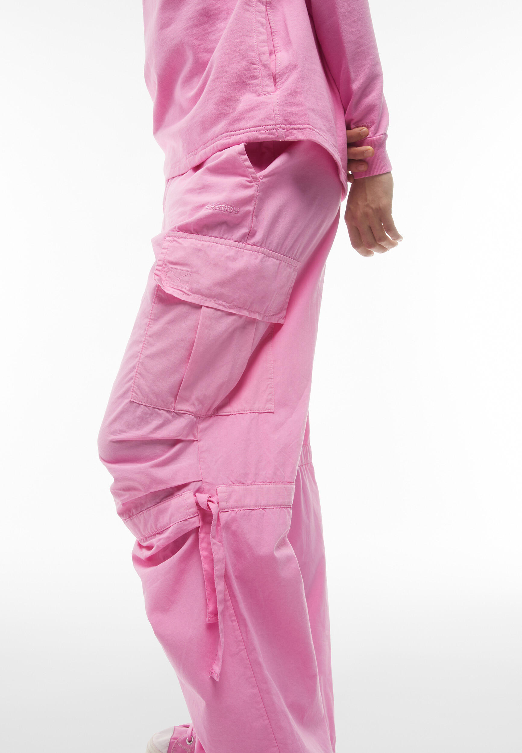 Pantaloni cargo da donna in tessuto popeline tinto capo 4/5