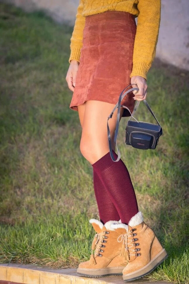 Chaussettes fines longues 3/4 en laine bordeaux 7/7