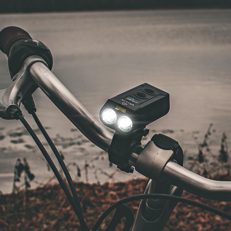 Un set de lumini pentru biciclete VA0045 + VA0048 față și spate, POWERBANK