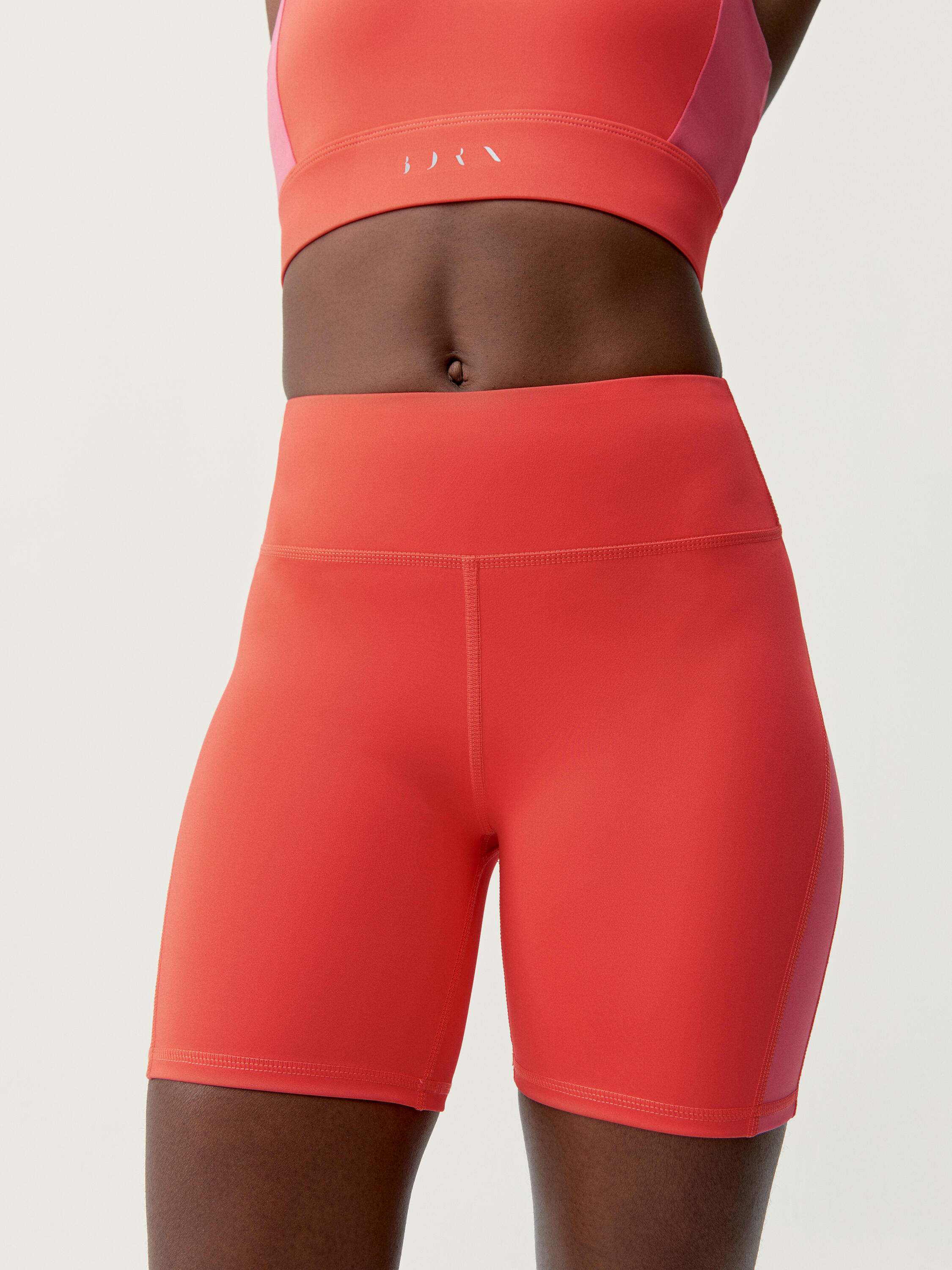 BORN LIVING YOGA Pantalón corto short deportivo de mujer Born Living Yoga Latika