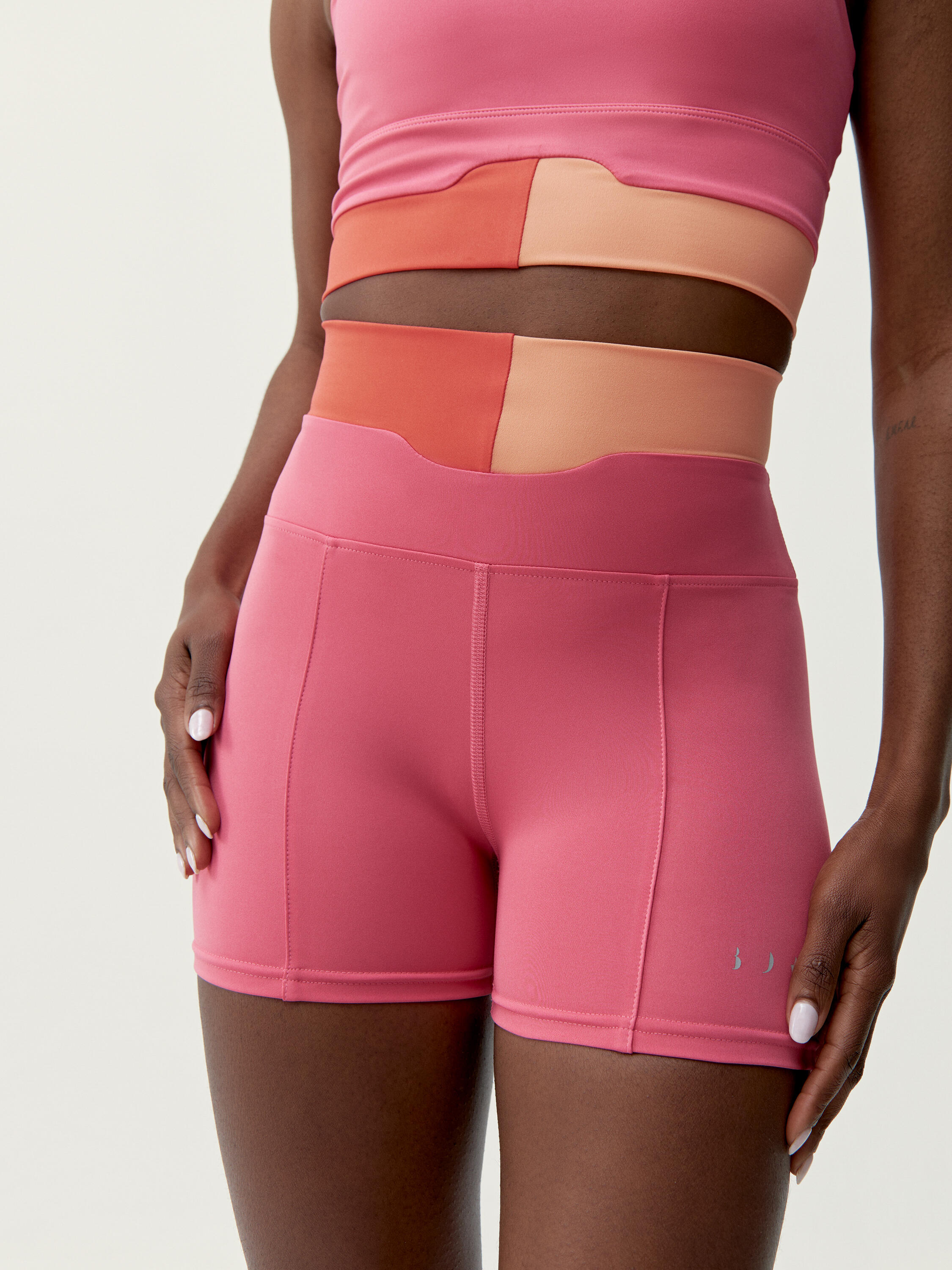 BORN LIVING YOGA Pantalón corto short deportivo de mujer Born Living Yoga Kalinda