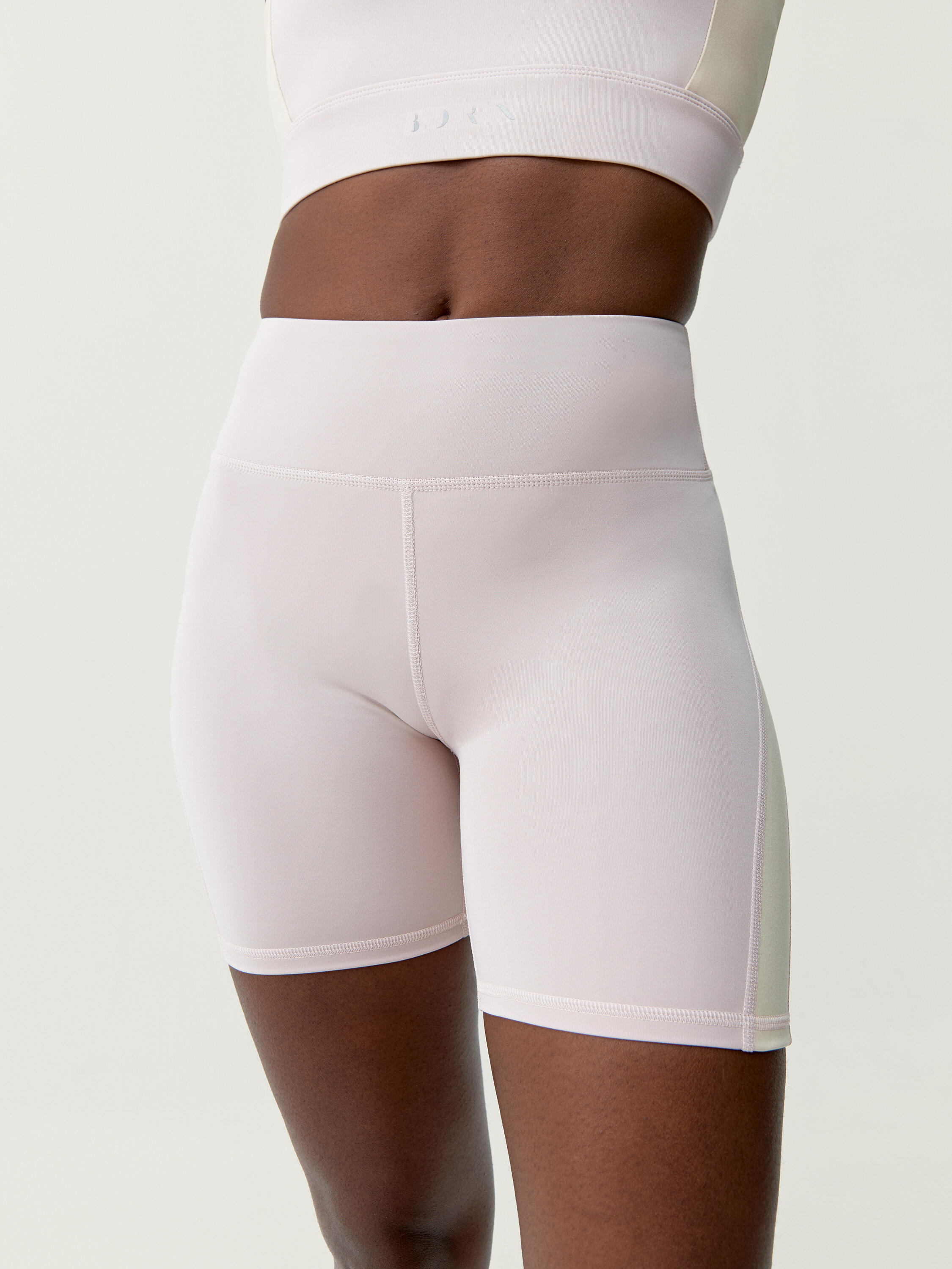 BORN LIVING YOGA Pantalón corto short deportivo de mujer Born Living Yoga Latika