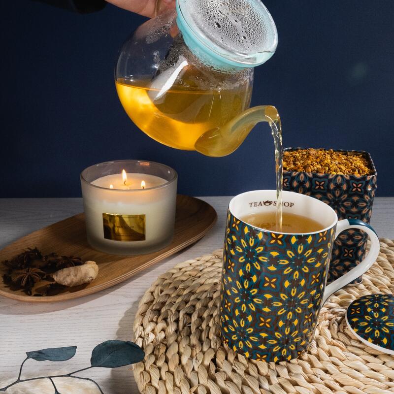 Taza retro para el té con un filtro y tapa de porcelana