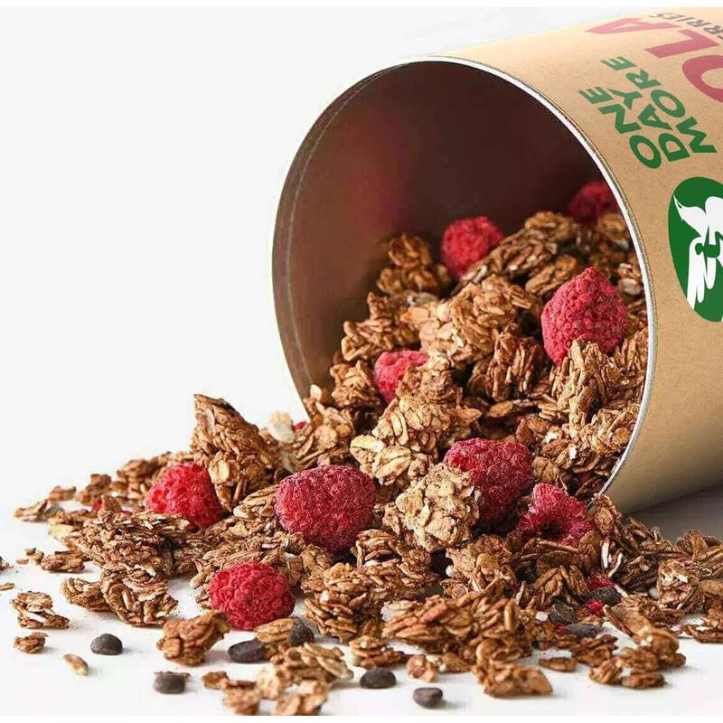 Granola z gorzką czekoladą i liofilizowanymi malinami