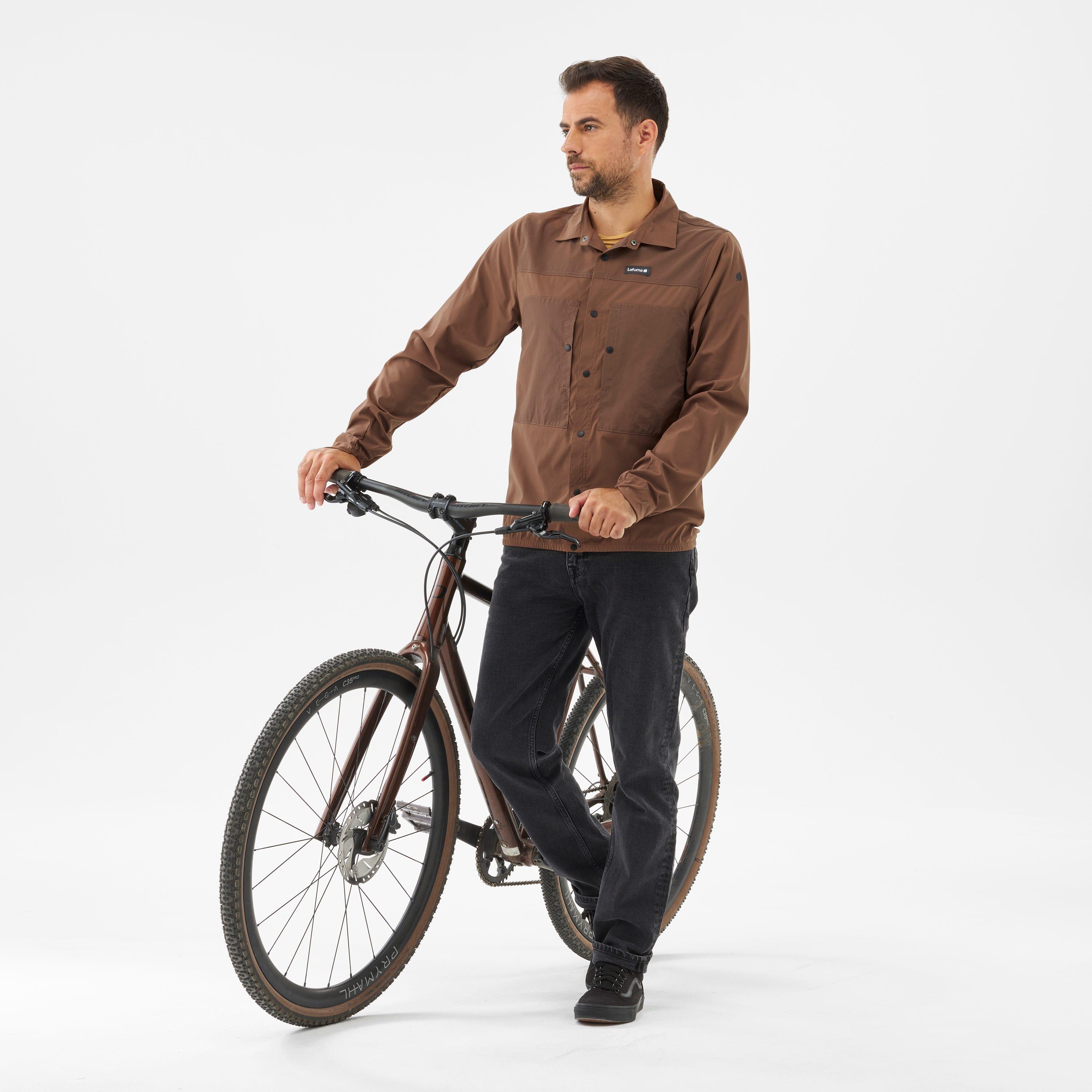 Homme en chemise boutonnée verte debout à côté d'une clôture en métal Homme en chemise boutonnée verte debout à côté d'une clôture en métal