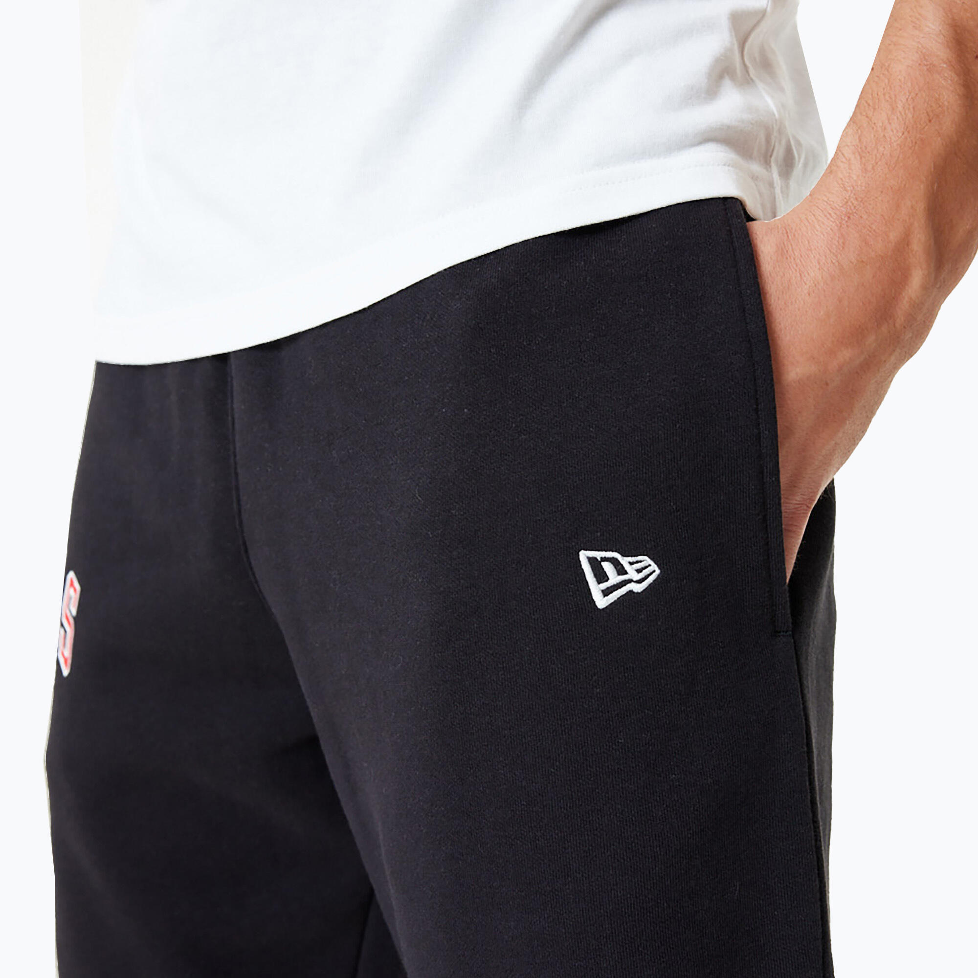 Pantaloni da uomo New Era NBA Essentials Jogger Chicago Bulls 4/5