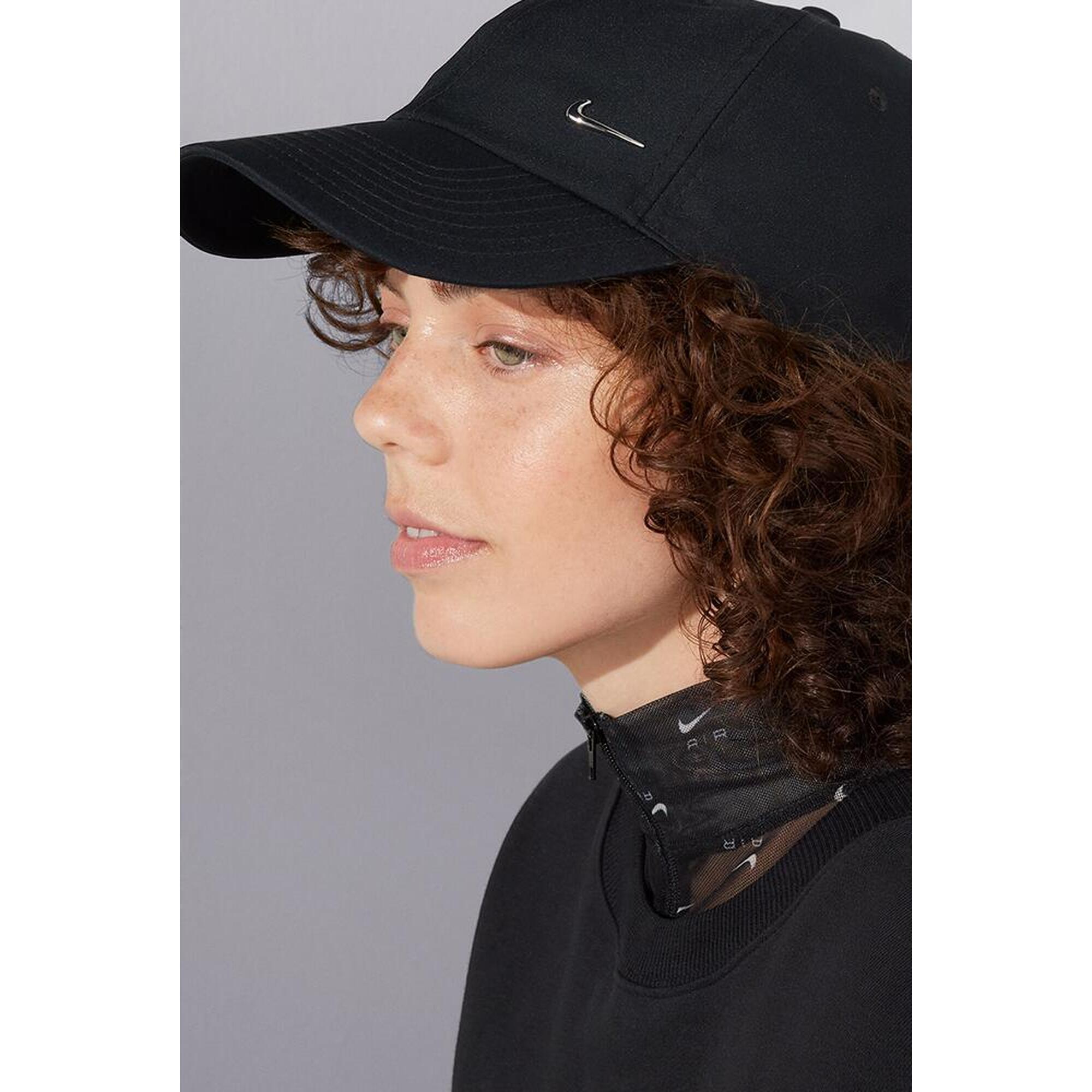 NIKE Dri-FIT Club Unstrukturierte Metall-Swoosh-Cap