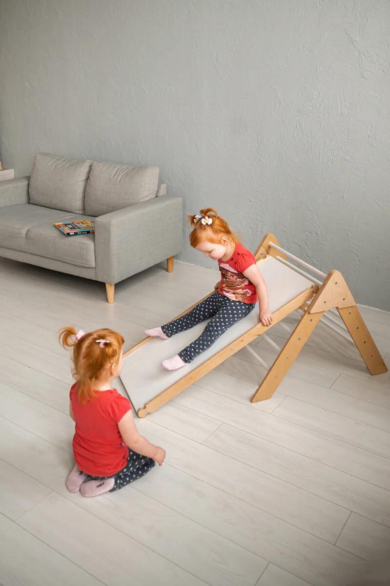 Houten indoor klimrek met klimdriehoek en dubbelzijdige glijbaan voor kinderen 2/7