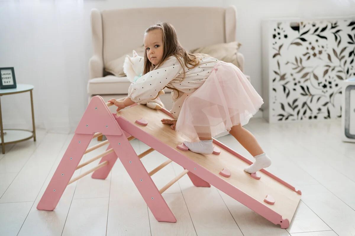 Houten indoor klimrek met klimdriehoek en dubbelzijdige glijbaan voor kinderen 3/7
