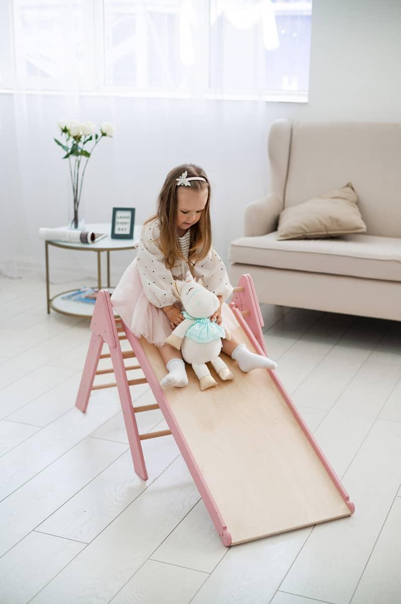 Houten indoor klimrek met klimdriehoek en dubbelzijdige glijbaan voor kinderen 4/7