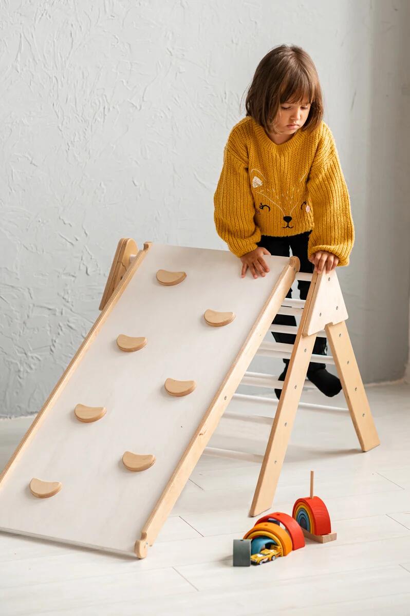 Structure d’escalade en bois d’intérieur avec triangle d’escalade et toboggan 3/7