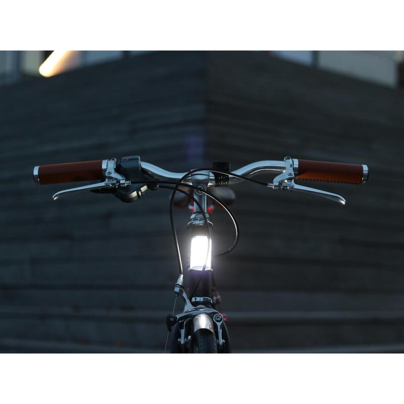 Luz delantera magnética para bicicleta.